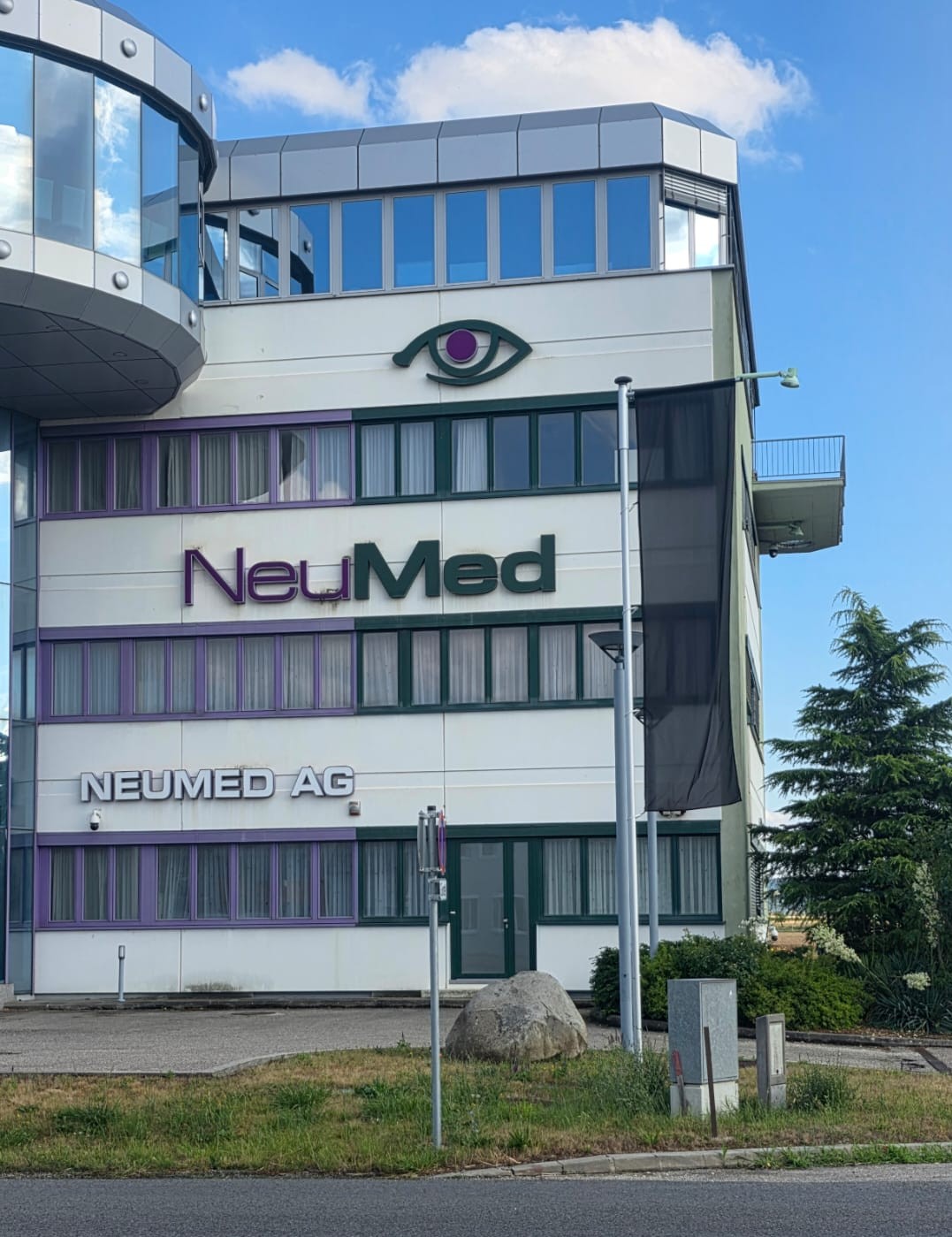 Neumed schwarz geflaggt